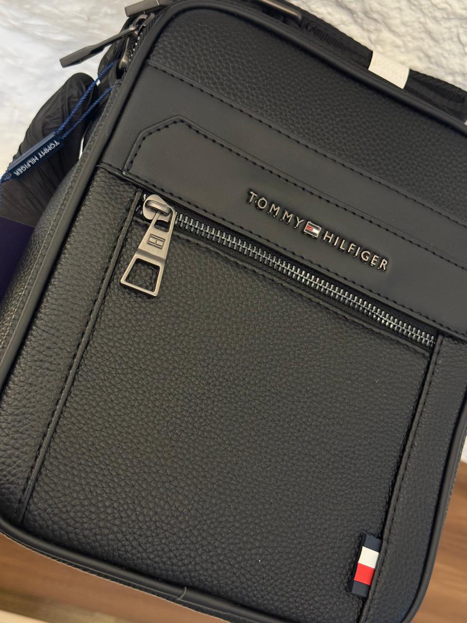 شنطة كروس تومي هيلفيغر (Tommy Hilfiger)